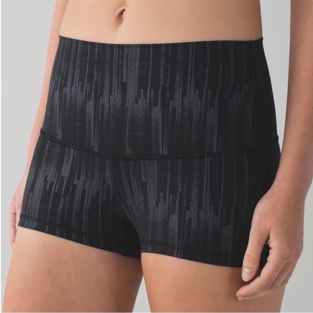 Lululemon Boogie Short *Luxtreme (Roll Down) In Scratch Match Black Multi